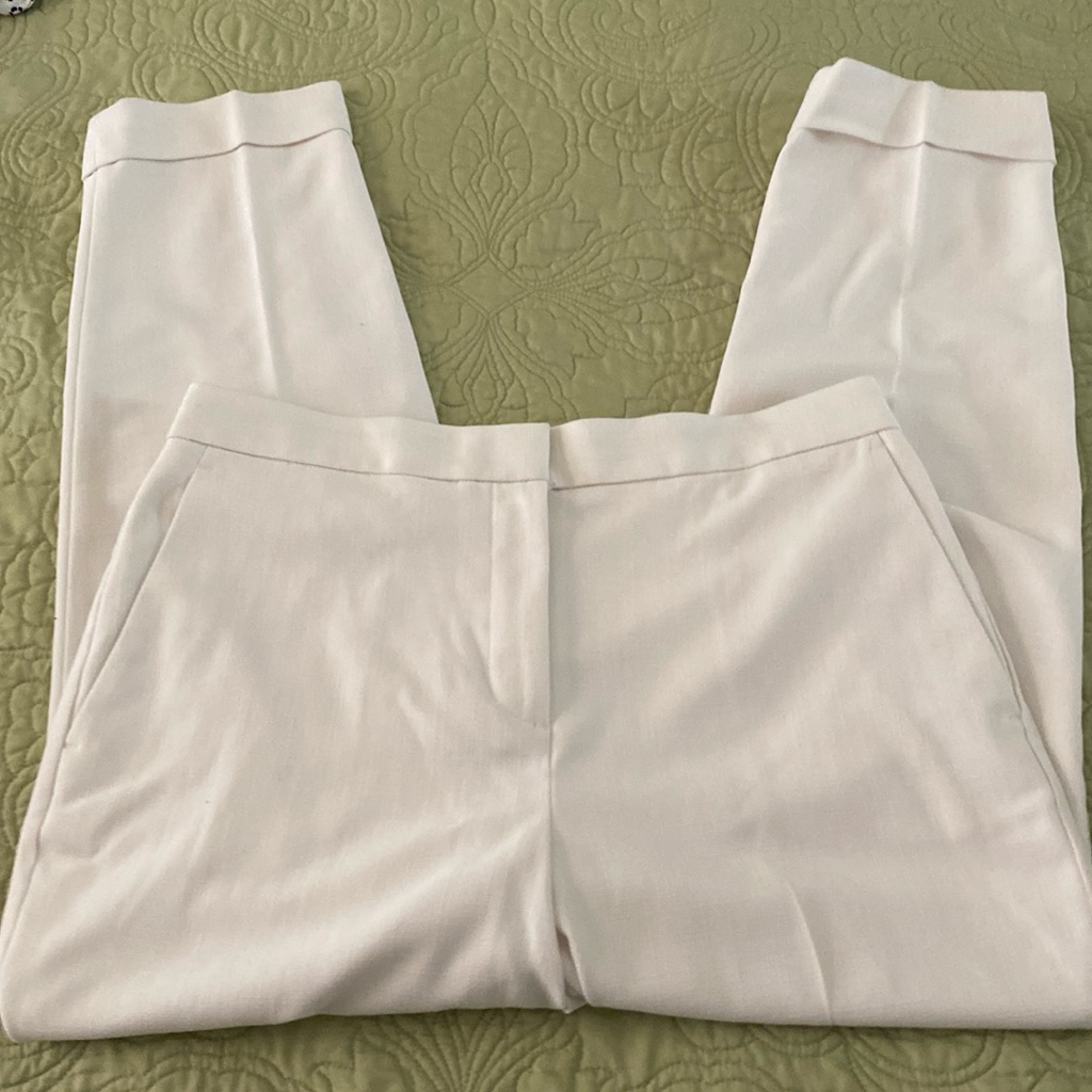 In An Excellent Condition Ann Tylor Size 10 Washable Off White Curvy Fit Pants.